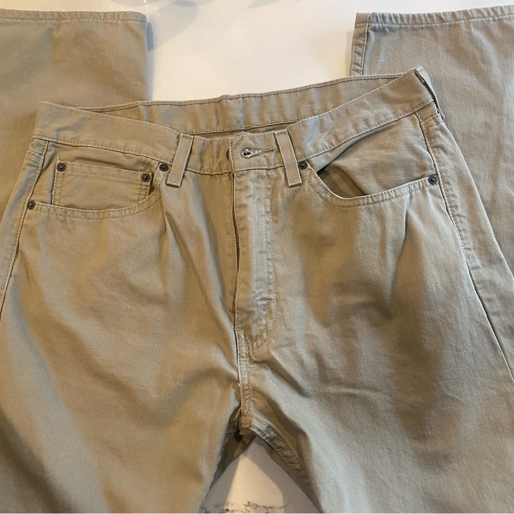 Men's khaki Levi jeans. Classic zip front, 505 style. Size 32 by 34.